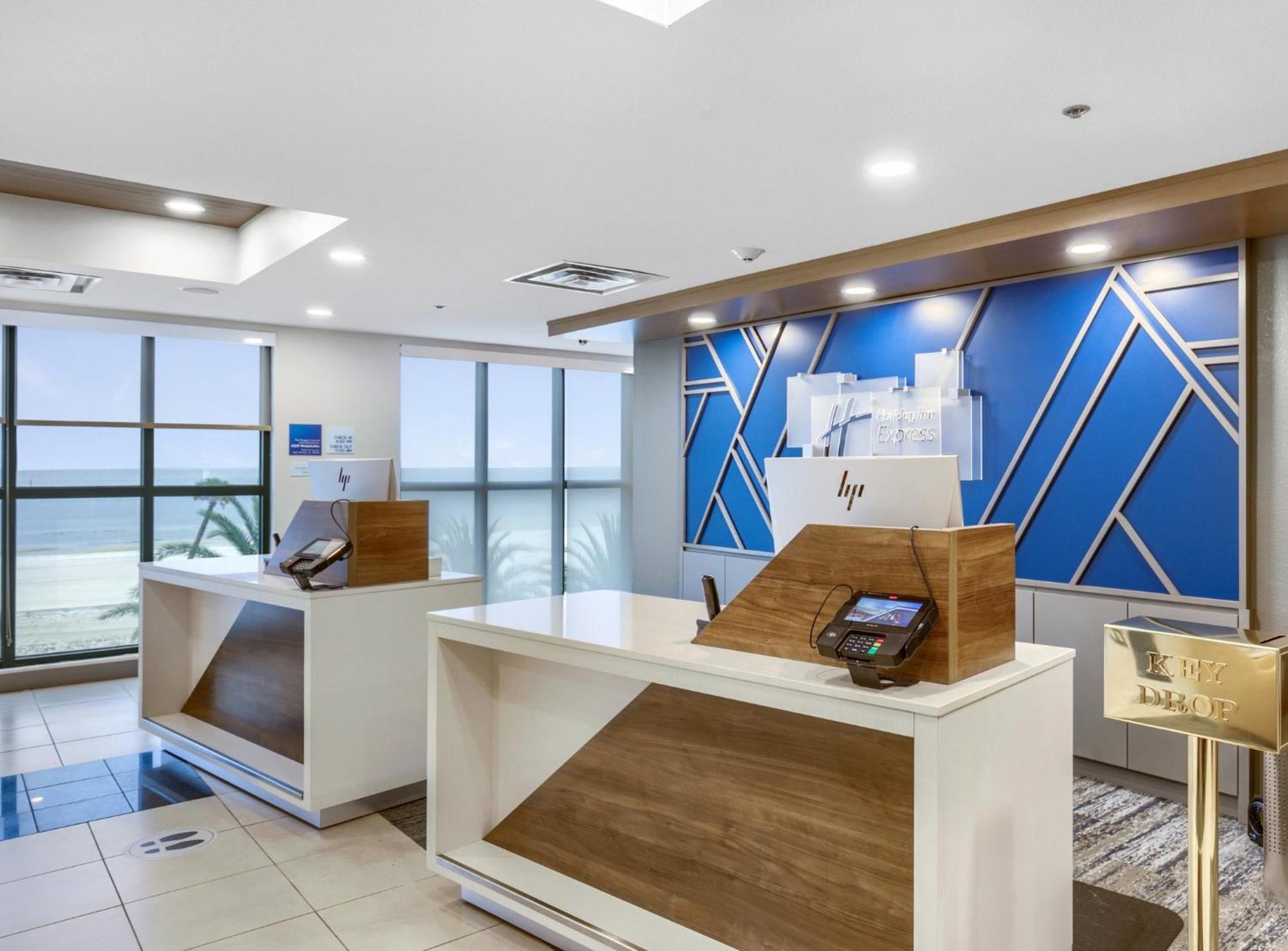 Holiday Inn Express - Gulfport Beach By Ihg Екстер'єр фото