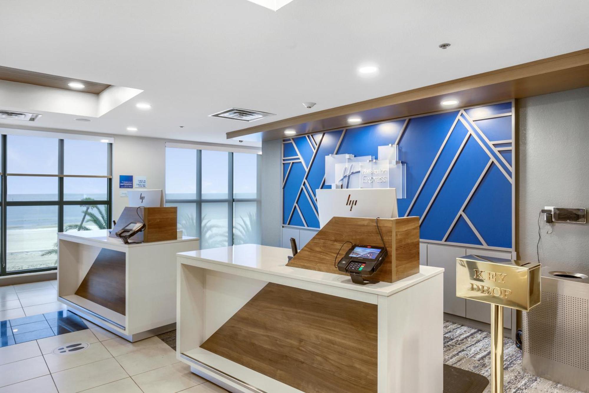 Holiday Inn Express - Gulfport Beach By Ihg Екстер'єр фото